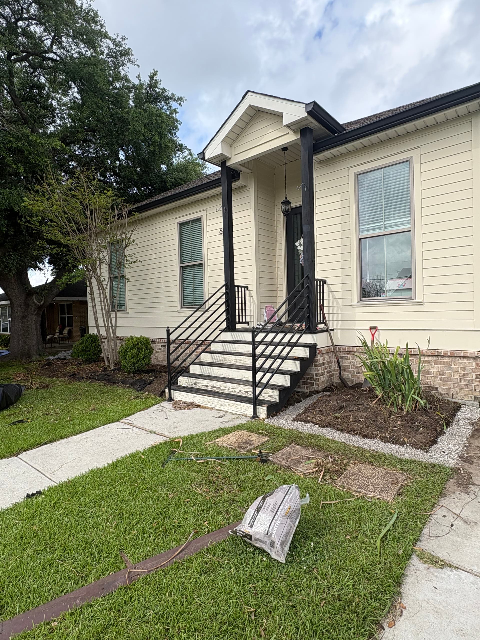 Gallery photos for Front Garden Makeover with Stone Retaining Walls in Chalmette: Image #2