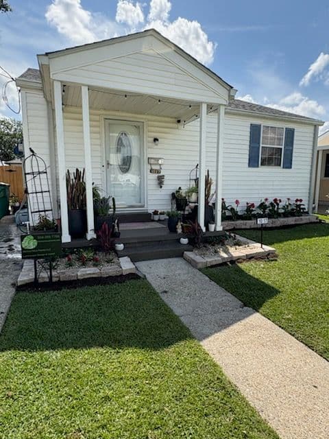 Gallery photos for Metairie Home Transformed with Lush Landscaping: Image #3