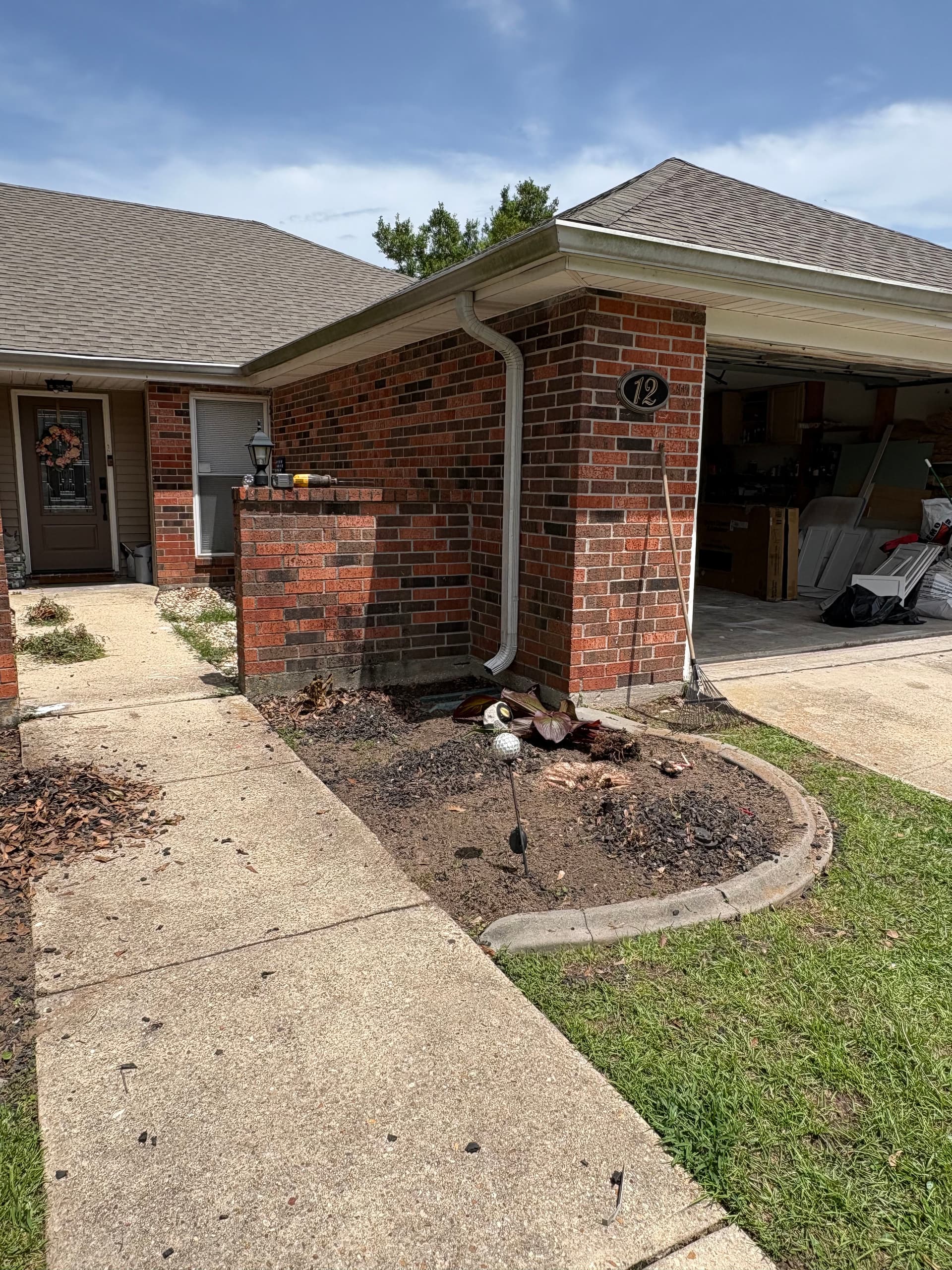 Gallery photos for Front Garden Bed Makeover in Woodlake Estates: Image #3