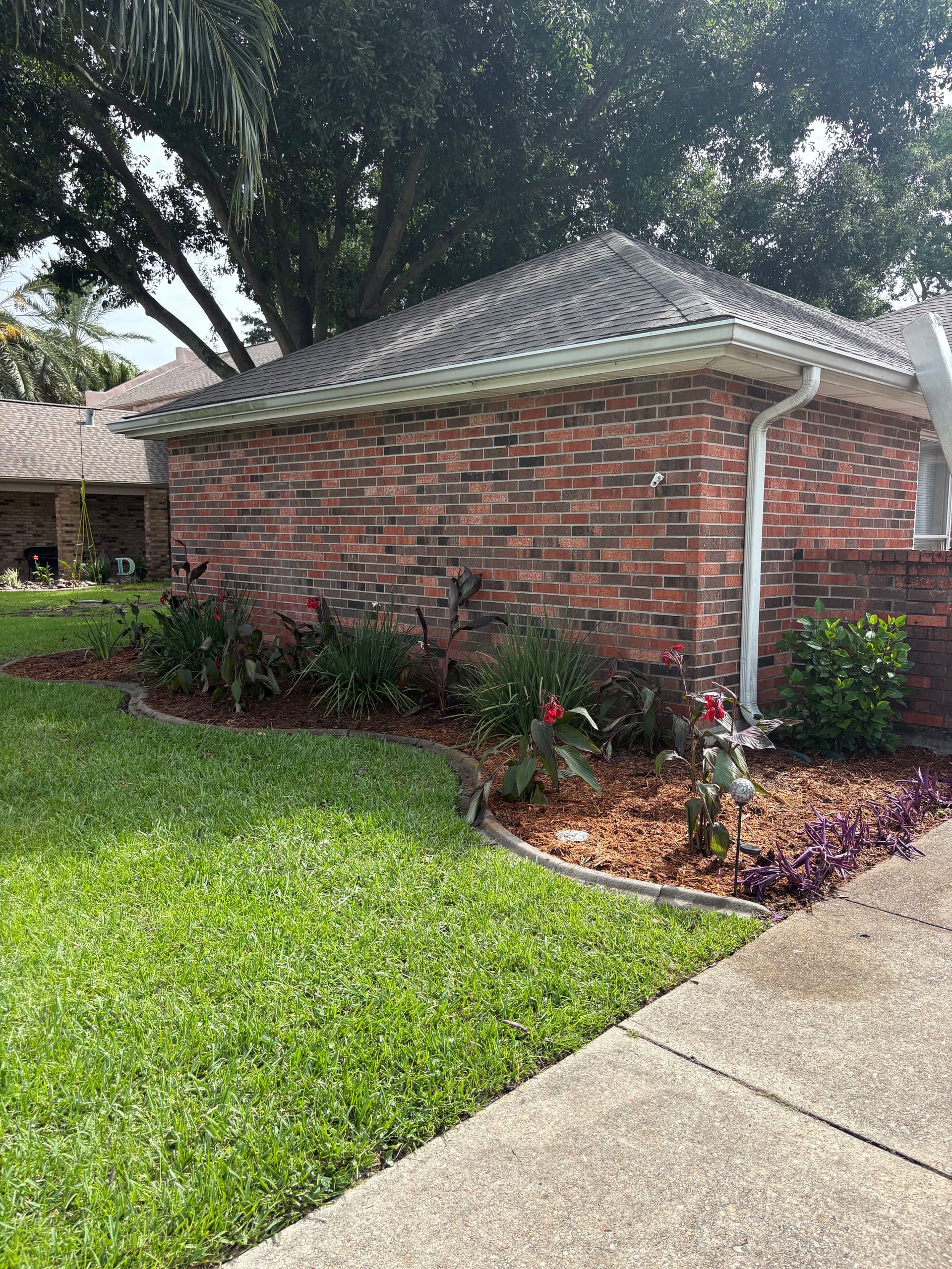 Gallery photos for Front Garden Bed Makeover in Woodlake Estates: Image #4