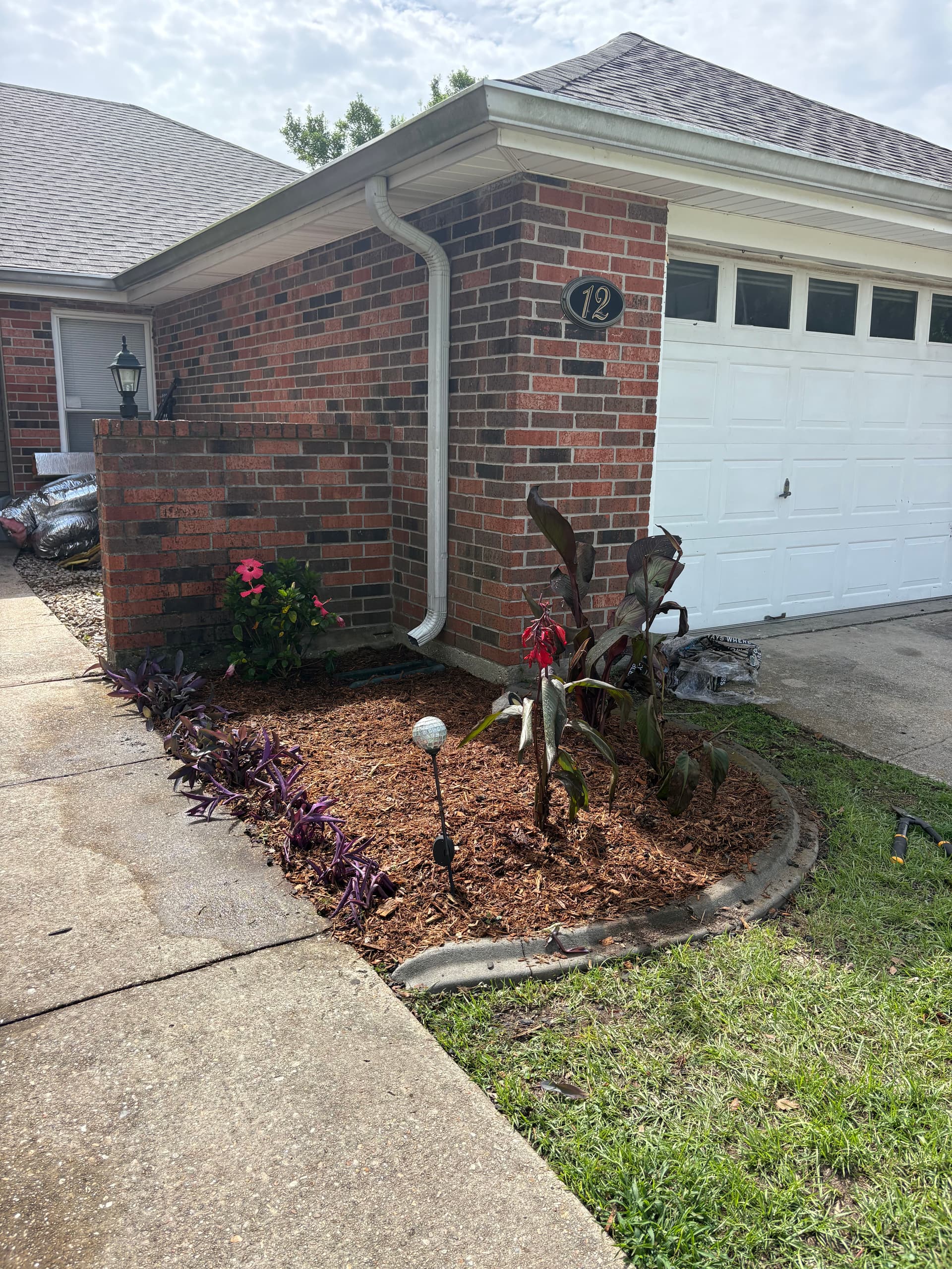 Gallery photos for Front Garden Bed Makeover in Woodlake Estates: Image #5