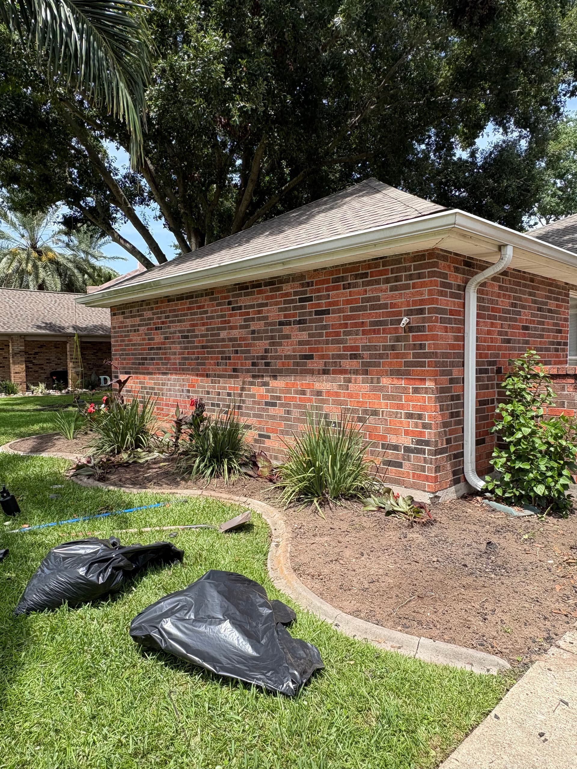 Gallery photos for Front Garden Bed Makeover in Woodlake Estates: Image #2